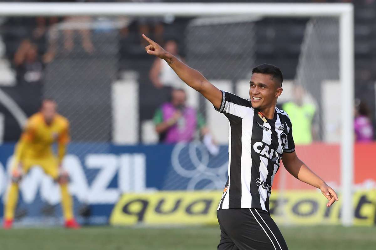 1-18-8--20 - Campeonato Brasileiro de Futebol 2018 - Jogo entre as equipes do Botafogo x Internacional, no est&aacute;dio Nilton Santos, o Engenh&atilde;o, na cidade do Rio de Janeiro. Foto de Alexandre Brum / Ag&ecirc;ncia O Dia - BOTAFOGO ATAQUE ESPORTE FUTEBOL PARTIDA JOGADOR JOGADORES  ALVINEGRO ESTRELA SOLITARIA INTERNACIONAL COLORADO RIO GRANDE DO SUL RJ RS