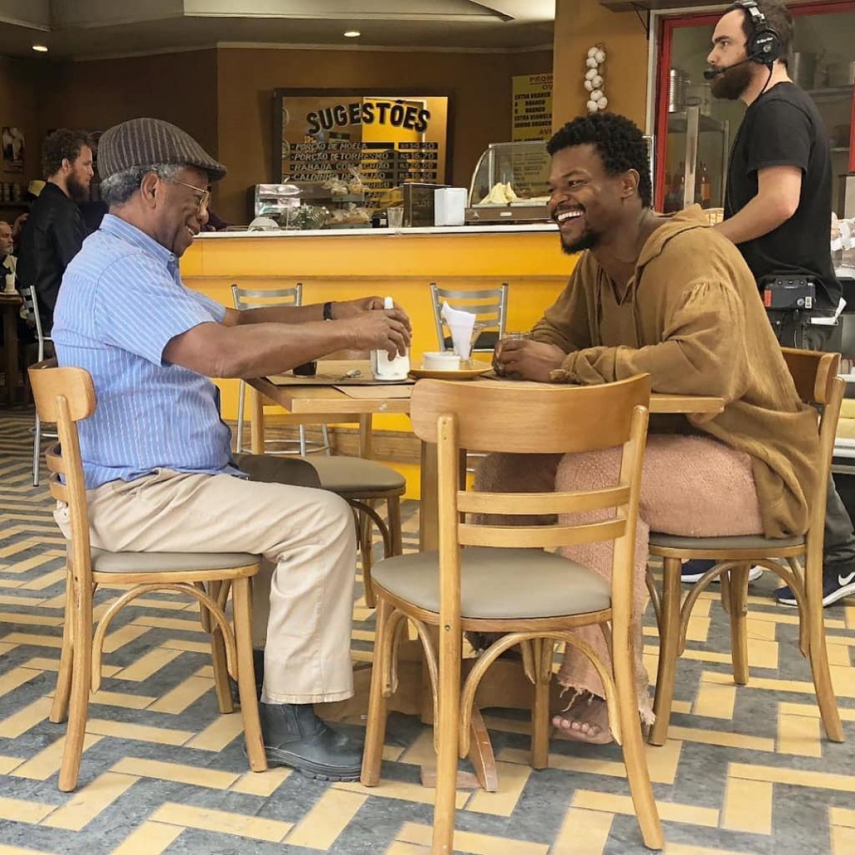 Milton Gonçalves e David Junior nos bastidores de 'O Tempo Não Para' - Reprodução