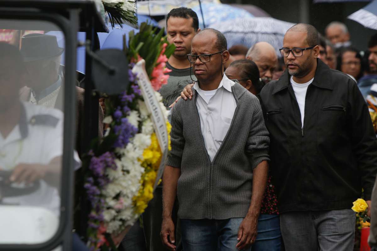 Rio de Janeiro, 20/11/2018 - Na foto, Walter Siqueira, pai da nutricionista Fernanda de Souza Siqueira, da o último adeus a filha, assassinada pelo ex-marido Vanclecio Cordeiro Pereira, de 28, na noite do último domingo, em Vicfente de Carvalho, na Zona Norte do Rio. Cerca de 300 pessoas acompanharam o sepultamento que aconteceu no Cemitério Jardim da Saudade, em Sulacap. . Foto: Luciano Belford/Agência O Dia