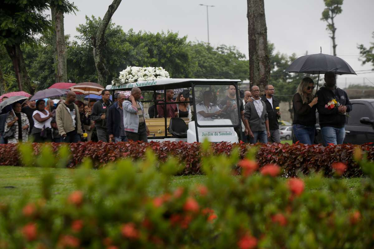Rio de Janeiro, 20/11/2018 - Enterro da nutricionista Fernanda de Souza Siqueira, de 29 anos, assassinada pelo ex-marido Vanclecio Cordeiro Pereira, de 28, na noite do último domingo, em Vicfente de Carvalho, na Zona Norte do Rio. Cerca de 300 pessoas acompanharam o sepultamento que aconteceu no Cemitério Jardim da Saudade, em Sulacap. . Foto: Luciano Belford/Agência O Dia