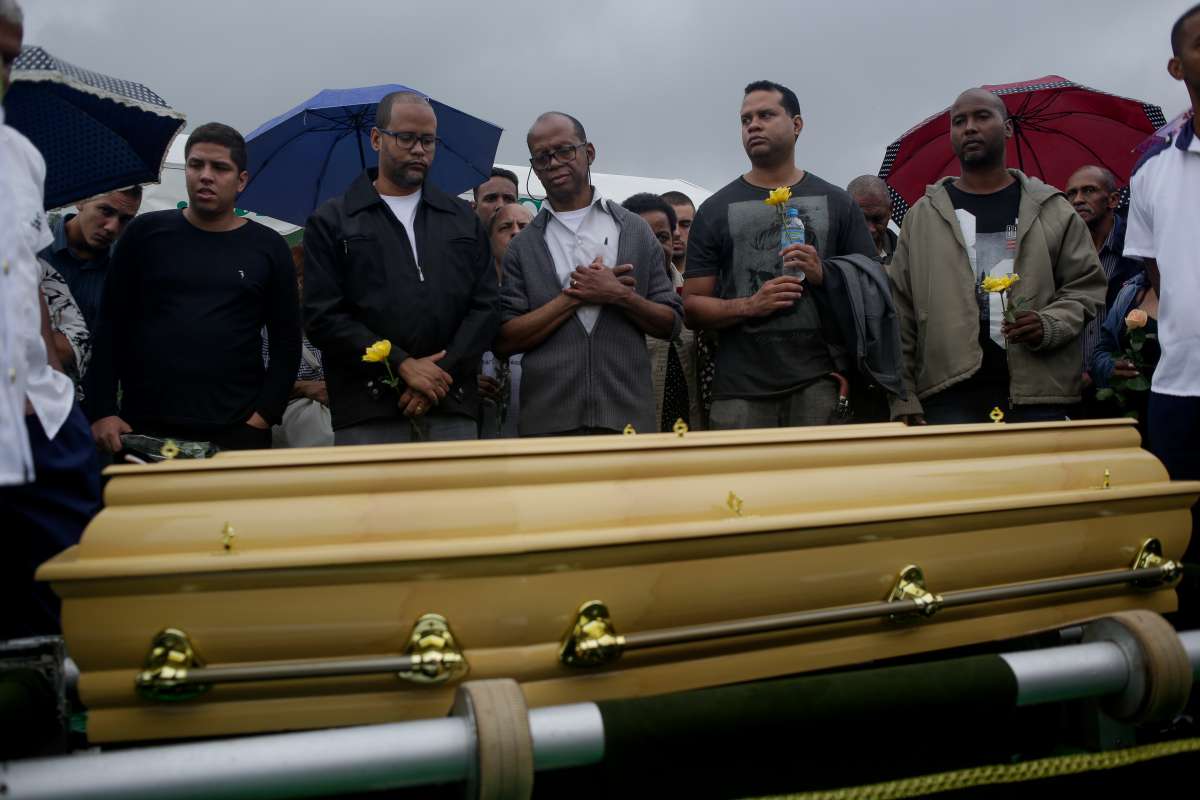 Rio de Janeiro, 20/11/2018 - Na foto, Walter Siqueira, pai da nutricionista Fernanda de Souza Siqueira, da o último adeus a filha, assassinada pelo ex-marido Vanclecio Cordeiro Pereira, de 28, na noite do último domingo, em Vicfente de Carvalho, na Zona Norte do Rio. Cerca de 300 pessoas acompanharam o sepultamento que aconteceu no Cemitério Jardim da Saudade, em Sulacap. . Foto: Luciano Belford/Agência O Dia