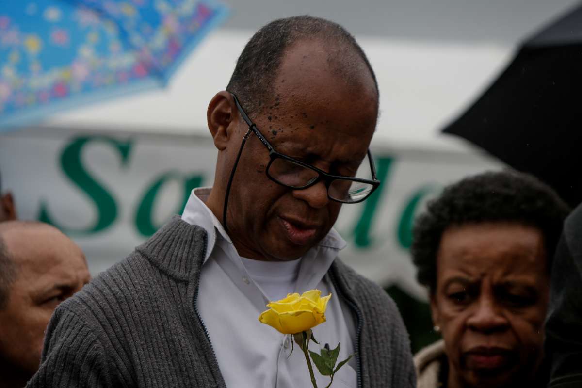 Rio de Janeiro, 20/11/2018 - Na foto, Walter Siqueira, pai da nutricionista Fernanda de Souza Siqueira, da o &uacute;ltimo adeus a filha, assassinada pelo ex-marido Vanclecio Cordeiro Pereira, de 28, na noite do &uacute;ltimo domingo, em Vicfente de Carvalho, na Zona Norte do Rio. Cerca de 300 pessoas acompanharam o sepultamento que aconteceu no Cemit&eacute;rio Jardim da Saudade, em Sulacap. . Foto: Luciano Belford/Ag&ecirc;ncia O Dia