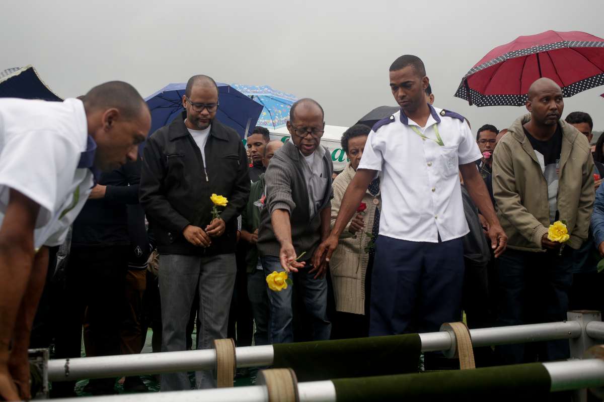 Rio de Janeiro, 20/11/2018 - Na foto, Walter Siqueira, pai da nutricionista Fernanda de Souza Siqueira, da o &uacute;ltimo adeus a filha, assassinada pelo ex-marido Vanclecio Cordeiro Pereira, de 28, na noite do &uacute;ltimo domingo, em Vicfente de Carvalho, na Zona Norte do Rio. Cerca de 300 pessoas acompanharam o sepultamento que aconteceu no Cemit&eacute;rio Jardim da Saudade, em Sulacap. . Foto: Luciano Belford/Ag&ecirc;ncia O Dia