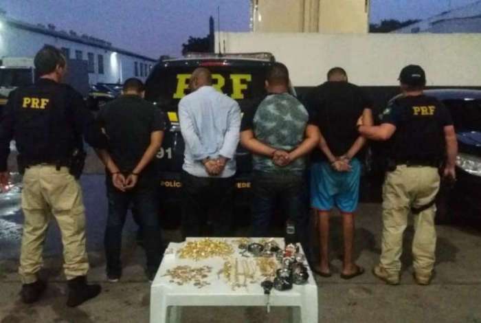 Suspeitos foram presos de assaltar joalheria são presos na Rodovia Presidente Dutra.
