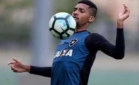 Barcelona rescinde contrato com volante ex-Botafogo