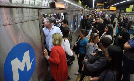 Metrô tem circulação interrompida por furto de cabos