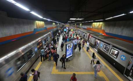 Metrô opera com intervalos irregulares devido a erro de sinalização