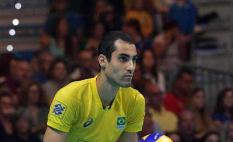 Boninho convida Douglas Souza a entrar no 'BBB' e web reage