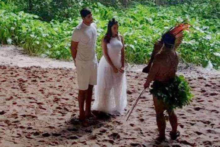 Casamento de Anitta e Thiago Magalhães foi celebrado por um pajé, na Amazônia