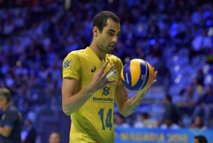 O ponteiro Douglas Souza em ação pela seleção brasileira de vôlei - Divulgação/ FIVB