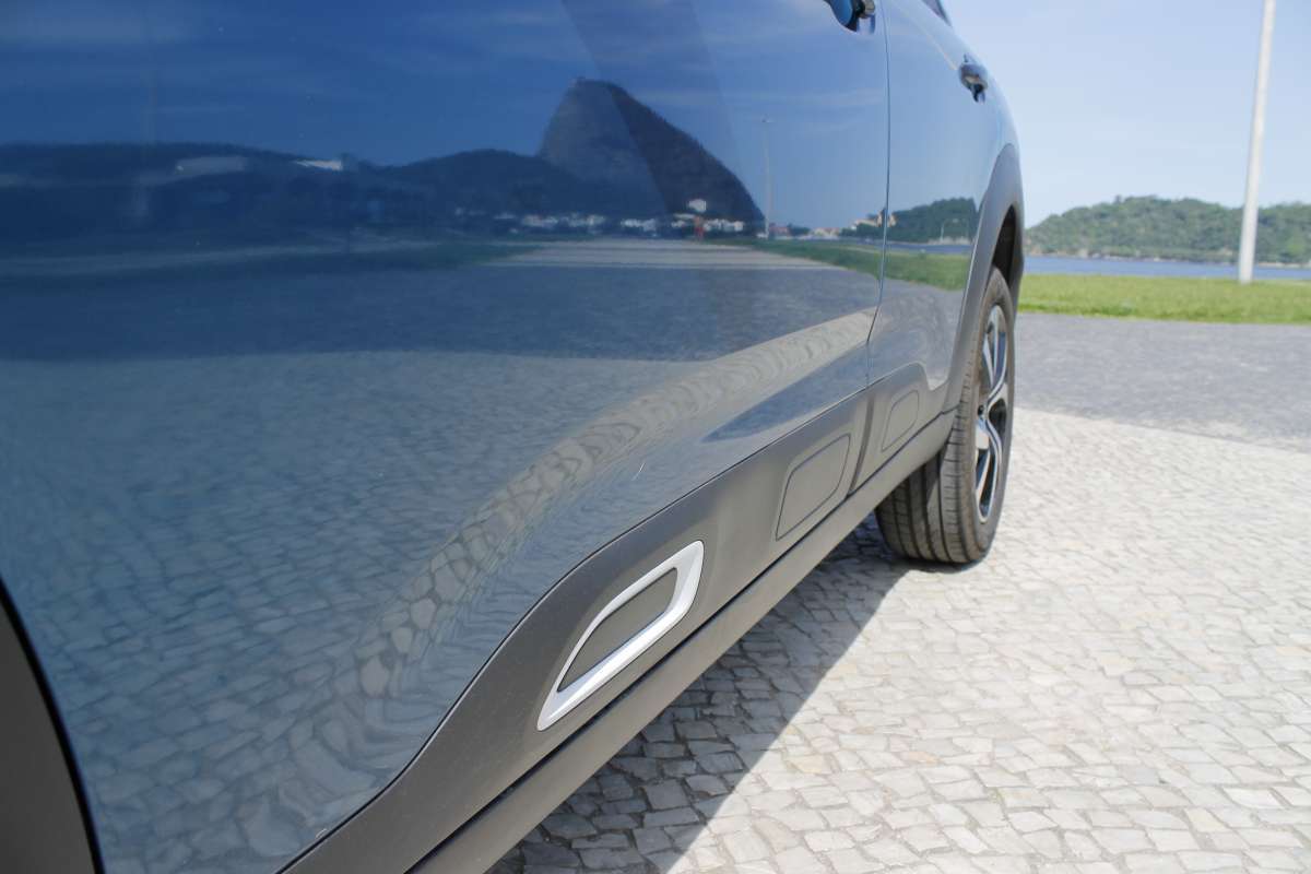 Modelo conta com visual inovador. Dianteira possui iluminação dividida em três