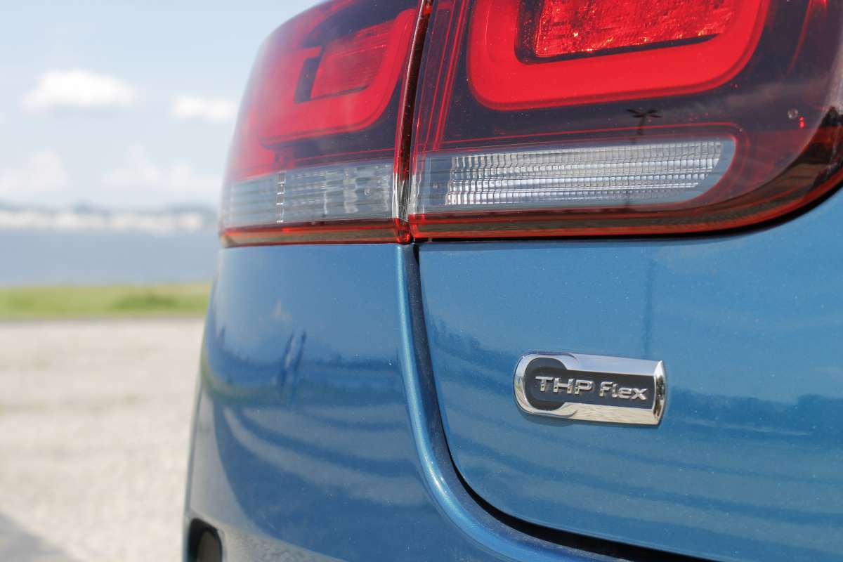 Modelo conta com visual inovador. Dianteira possui iluminação dividida em três