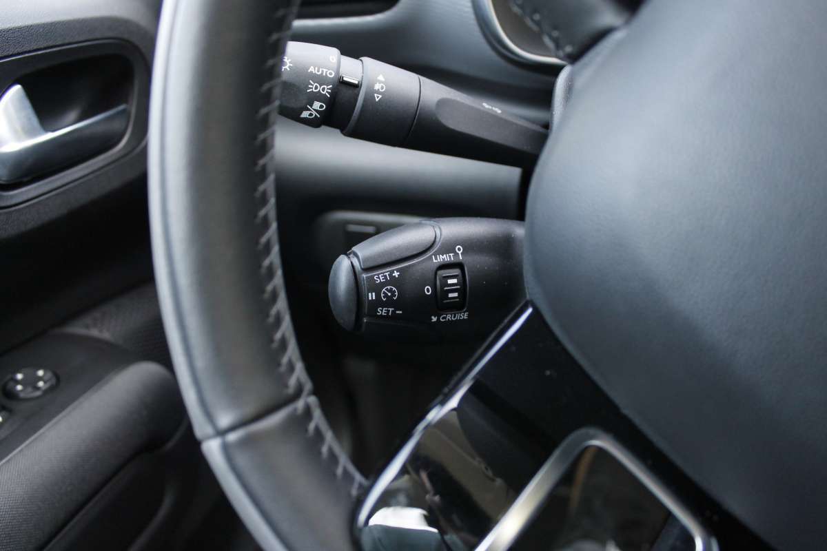 Modelo conta com visual inovador. Dianteira possui iluminação dividida em três