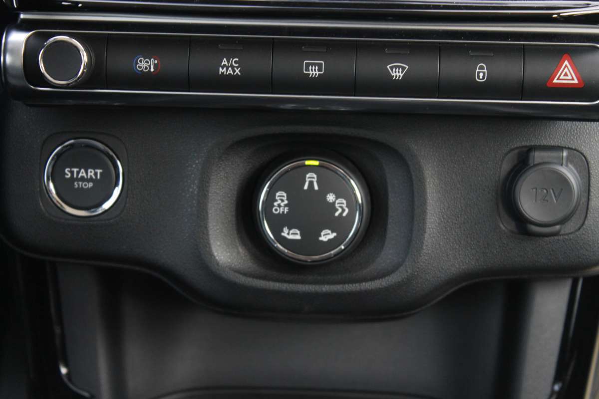 Modelo conta com visual inovador. Dianteira possui iluminação dividida em três