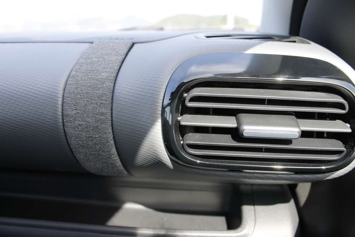 Modelo conta com visual inovador. Dianteira possui iluminação dividida em três