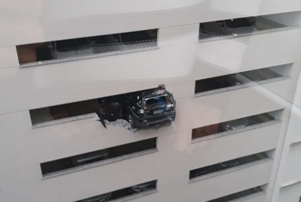 Carro bate em mureta e quase despenca no Centro do Rio