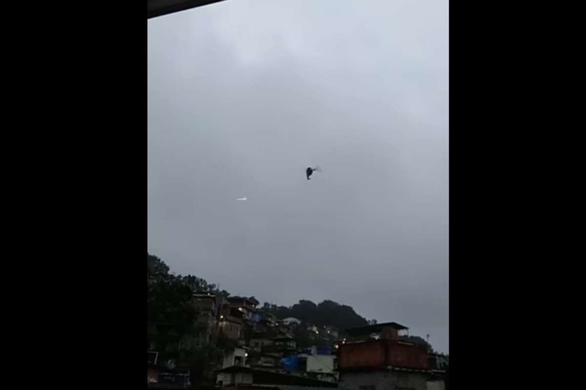 Traçante passa próximo a helicóptero - Reprodução Facebook