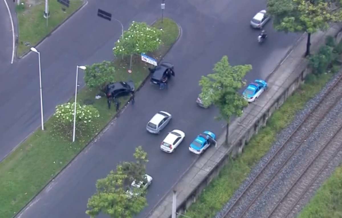 Policiais cercaram os criminosos  - Reprodu&ccedil;&atilde;o/TV Globo