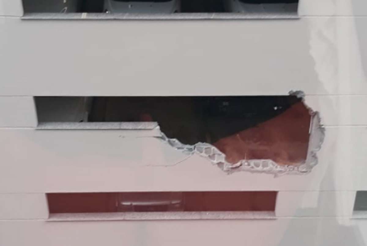 Carro bate em mureta e quase despenca no Centro do Rio