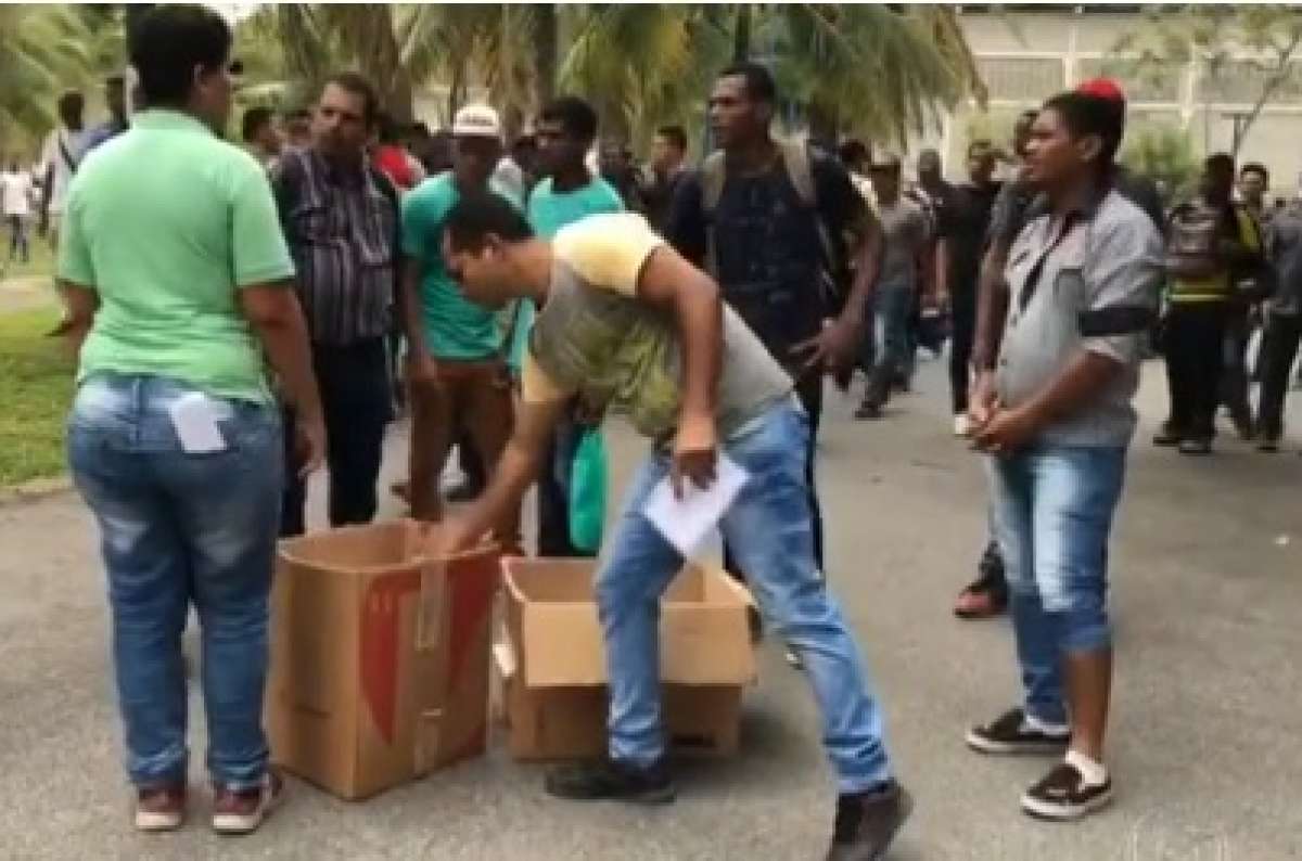 Currículos foram entregus em caixas de papelão - Reprodução/ TV Globo