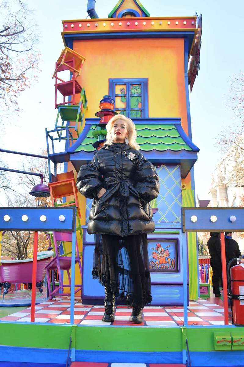NEW YORK, NY - NOVEMBER 22: A reveller gets ready before the 92nd annual Macys Thanksgiving Day Parade Parade on November 22, 2018 in New York City.   Kena Betancur/Getty Images/AFP