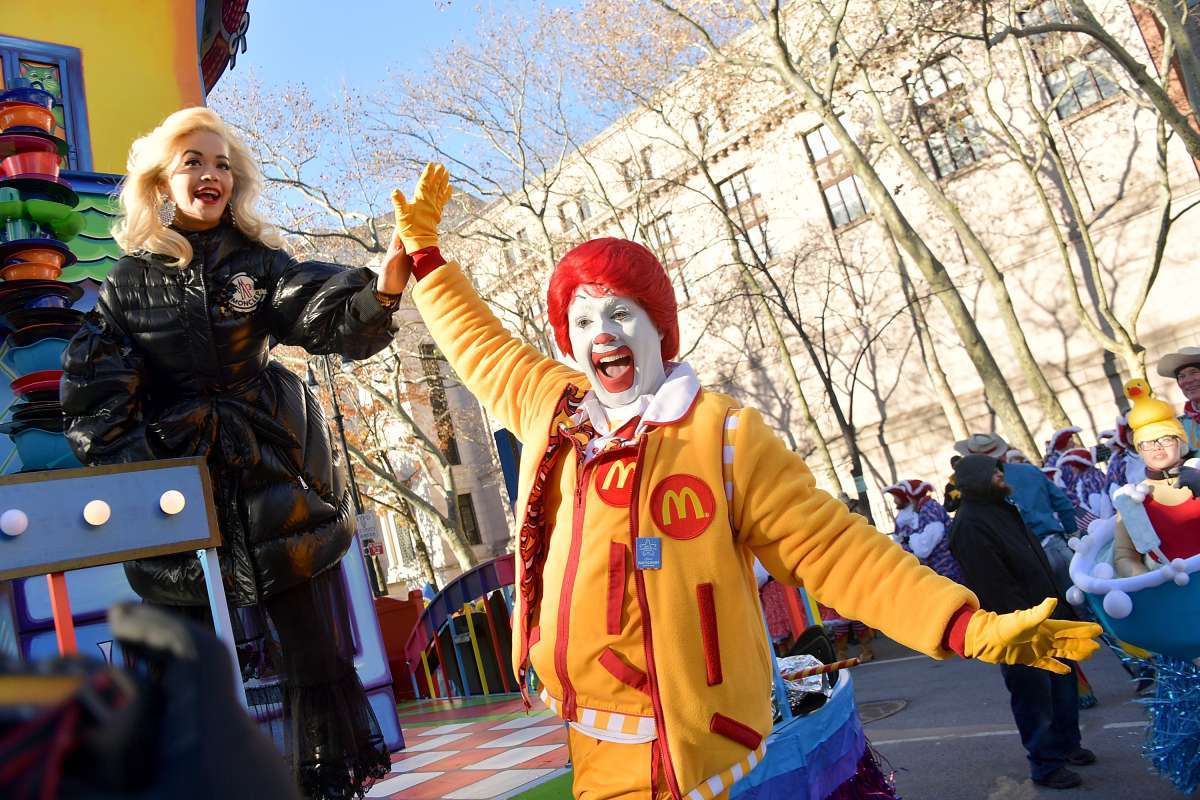 NEW YORK, NY - NOVEMBER 22: A reveller gets ready before the 92nd annual Macys Thanksgiving Day Parade Parade on November 22, 2018 in New York City.   Kena Betancur/Getty Images/AFP