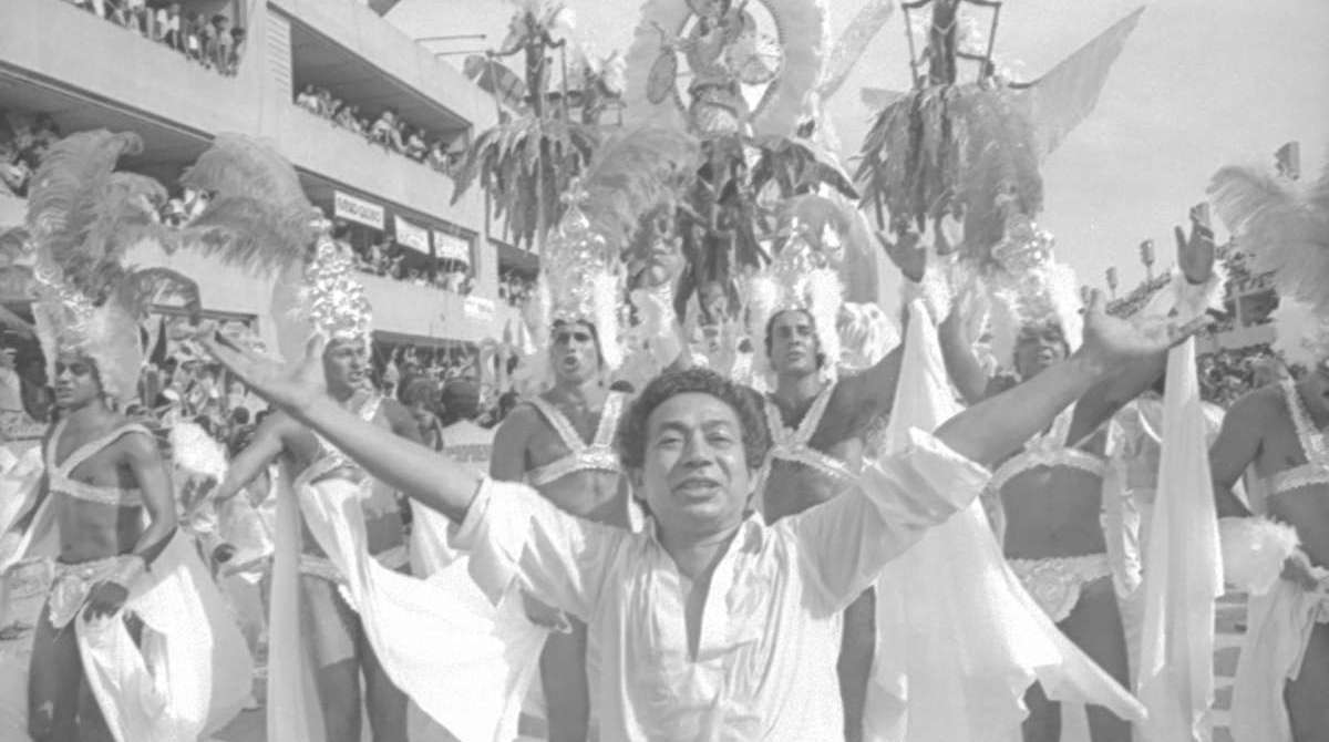 Embora fosse muito ligado ao social e procurasse usar materiais recicl&aacute;veis, Jo&atilde;osinho levava muito luxo para a avenida. Na foto: Jo&atilde;osinho &agrave; frente da Beija- Flor em 1985