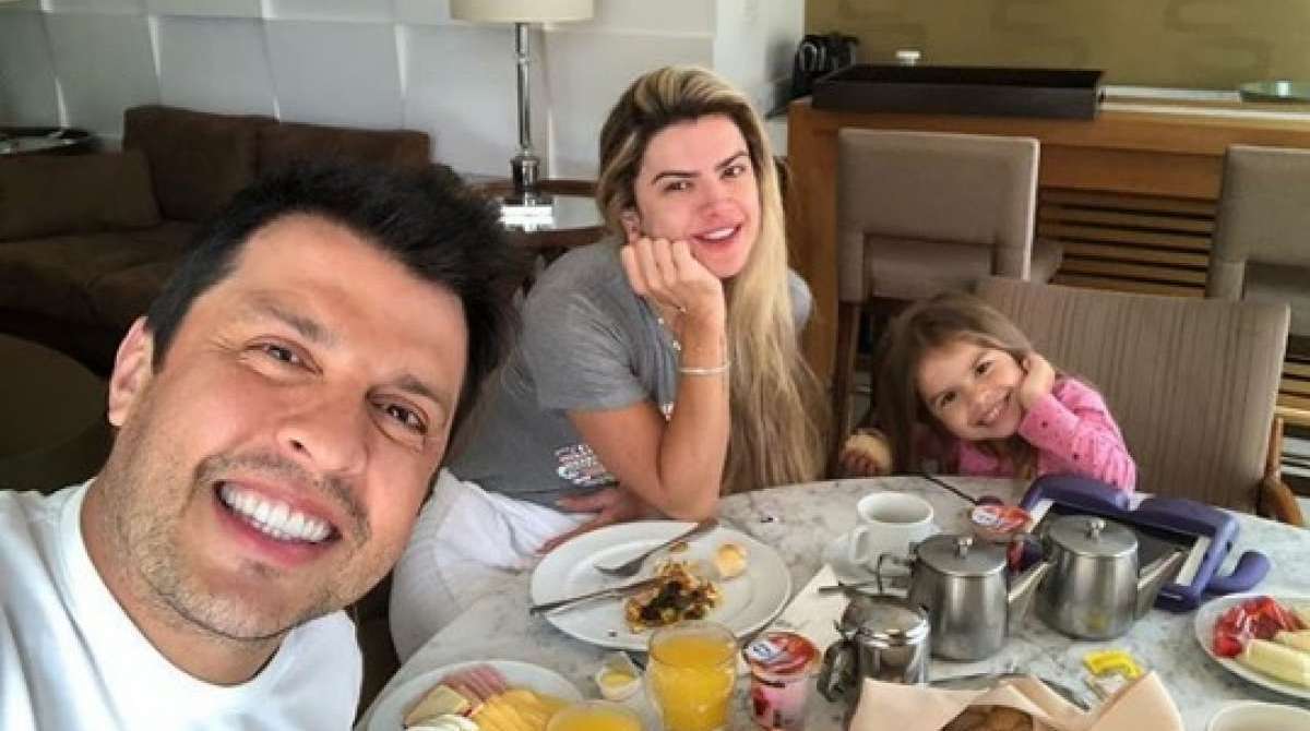 O humorista Ceará, Wellington Muniz e a esposa Mirella Santos com a filha, Valentina Muniz - Reprodução da internet