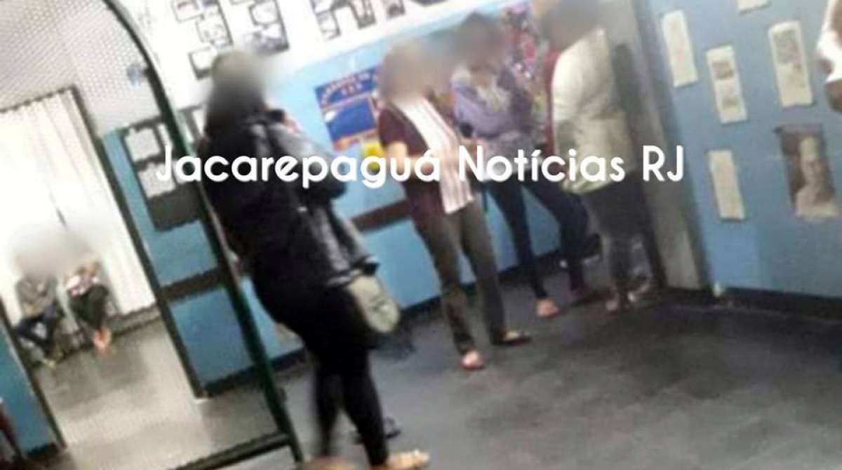 Passageiros se jogaram no chão do ônibus