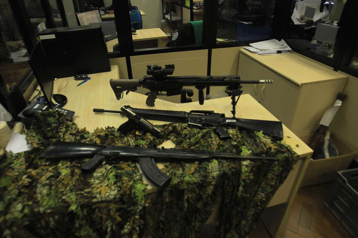 Além de armas e munições, também foram apreendidos cigarros falsificados e coletes das Forças Armadas -   Estefan Radovicz / Agência O Dia                         