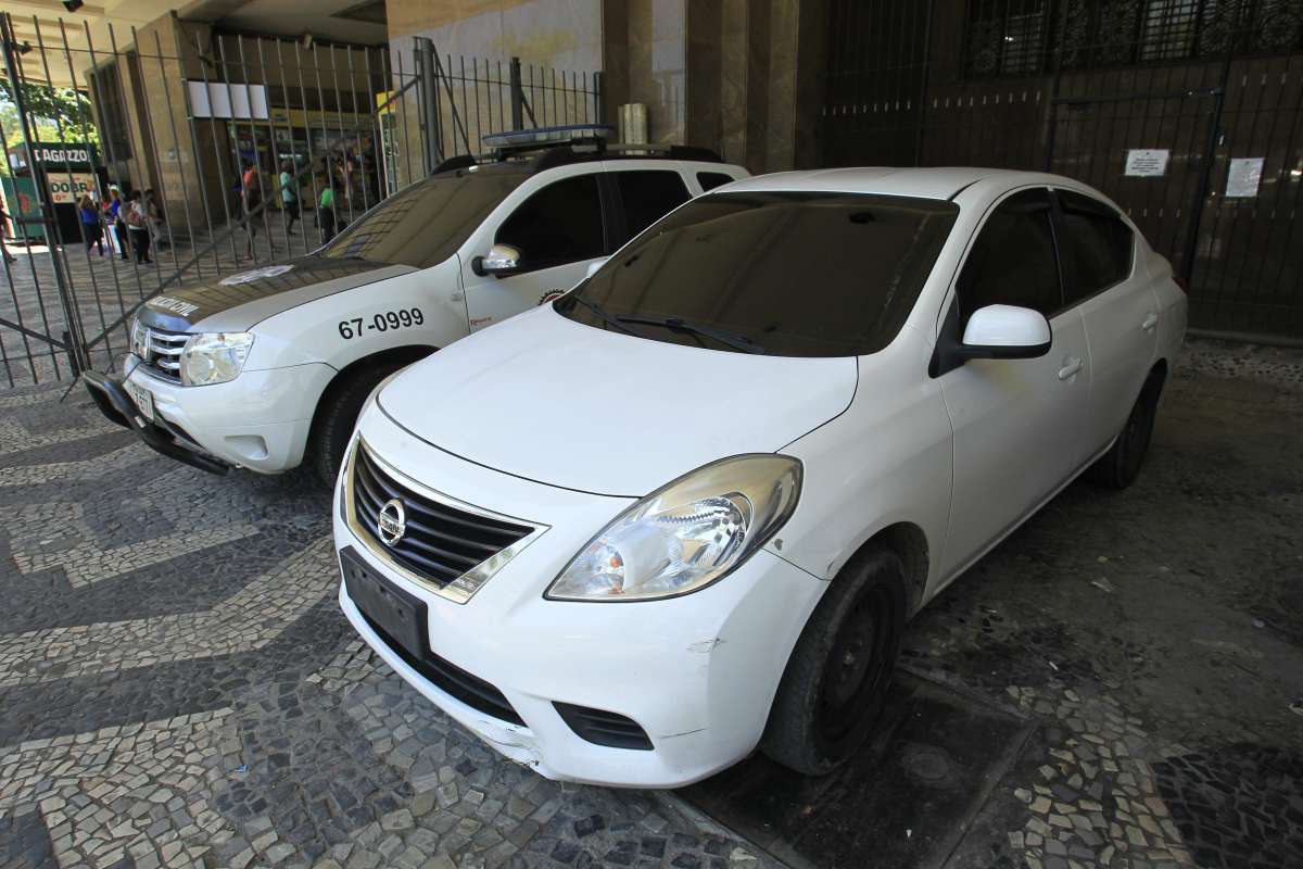 Draco faz operação contra milícia ligada a Orlando Curicica.  A ação em comunidade do bairro da taquara, na Zona Oeste, teve dois homens apontados como miliciano presos e a apreensão de três fuzis, três pistolas, munições e carregadores.  Divulgação / Draco.      