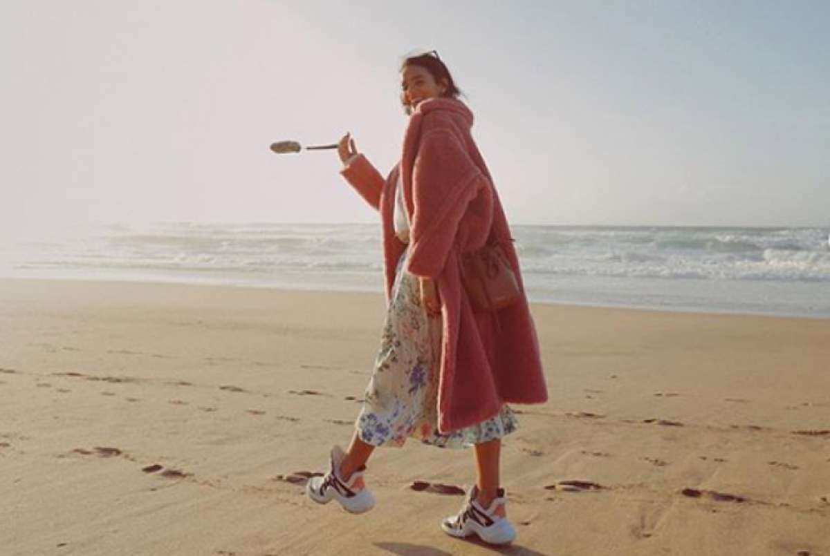 Bruna Marquezine se diverte em praia da região de Sintra, em Portugal