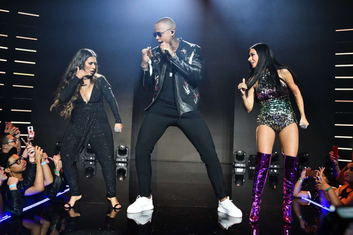 Simone e Simaria com Leo Santana