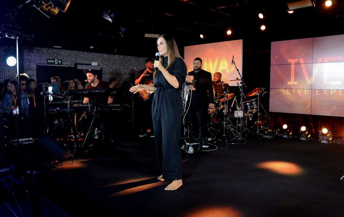 Ivete Sangalo se apresentou descalça - Ag. News