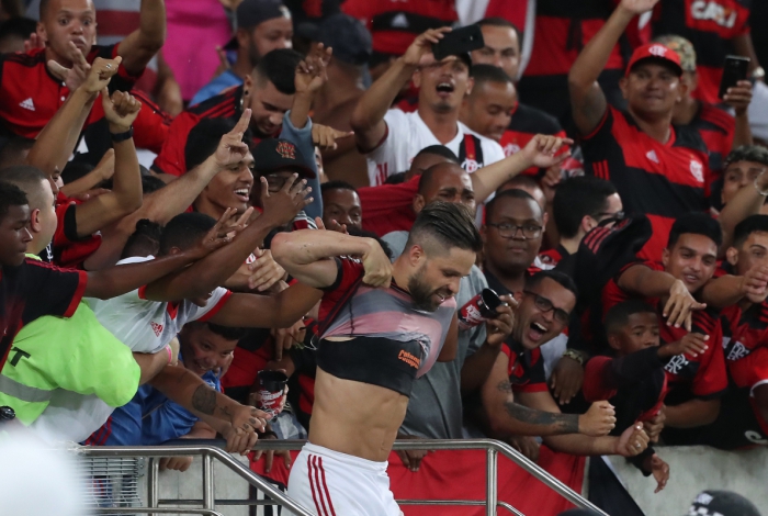 Diego comemora com a torcida o segundo gol do Flamengo