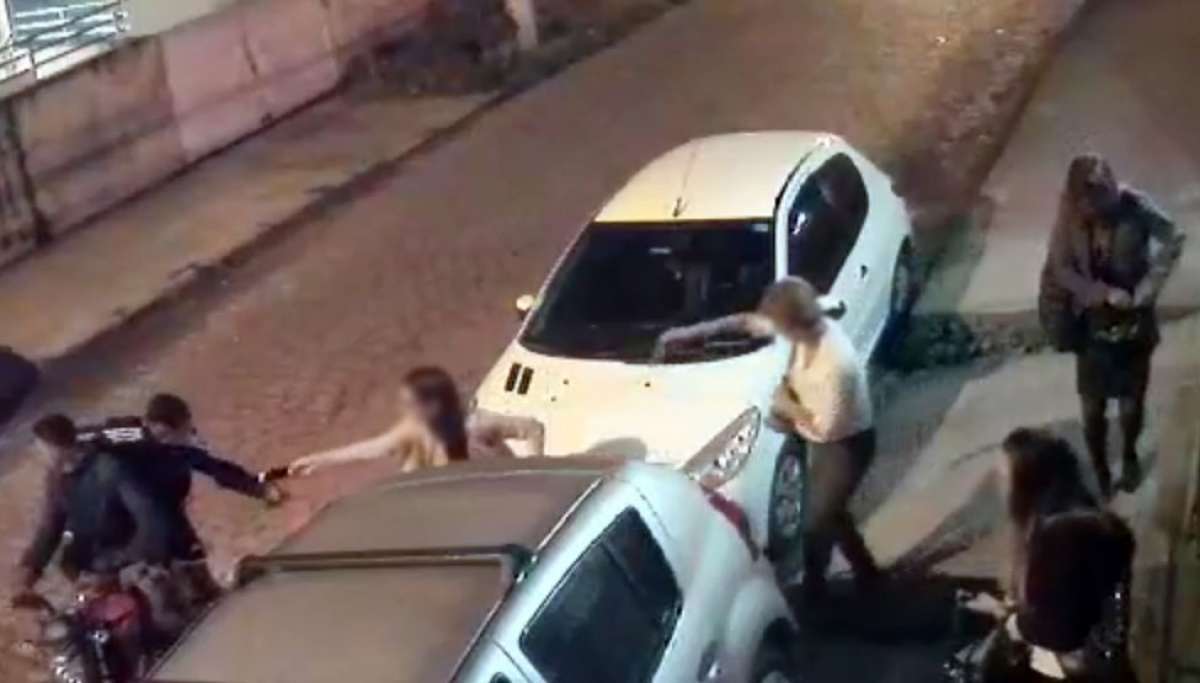 Vítimas entregaram seus celulares sob a mira de uma arma - Reprodução / Internet