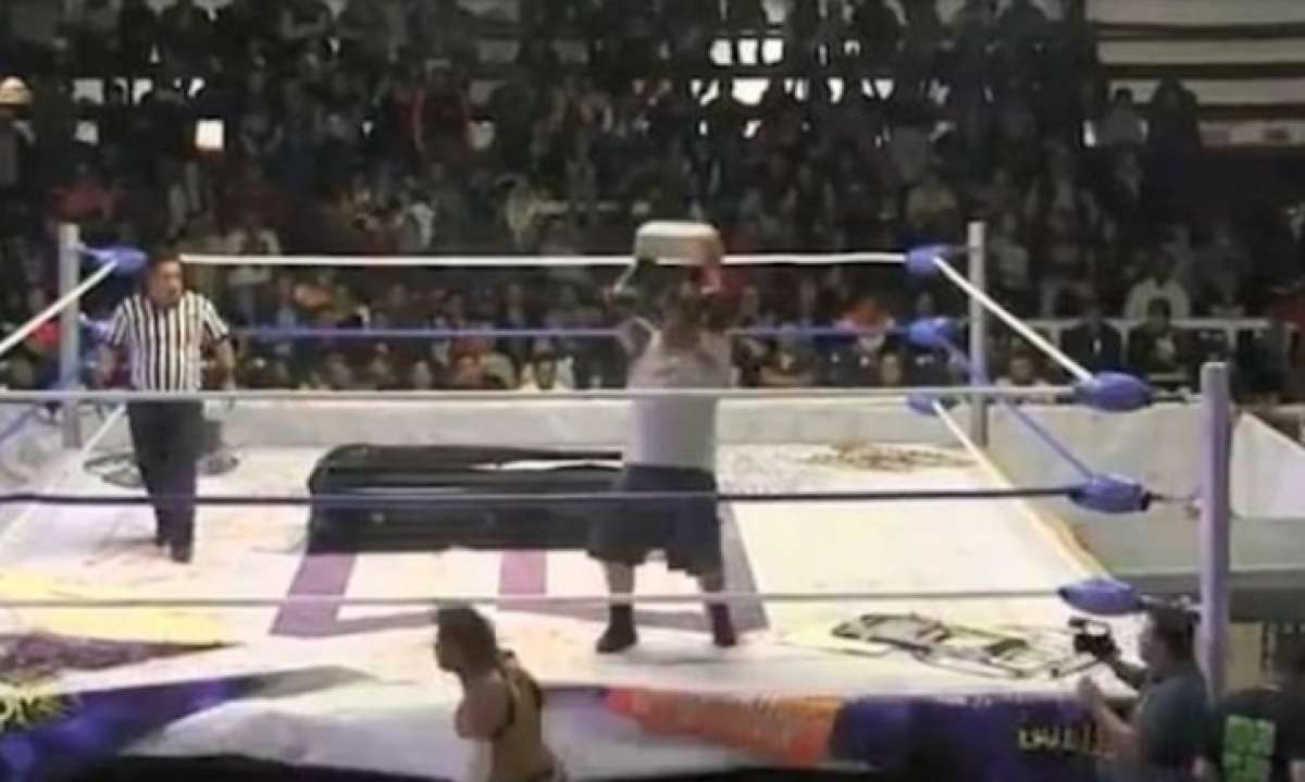 Lutador porto-riquenho é atingido por bloco na cabeça em luta de wrestling, no México
- Reprodução