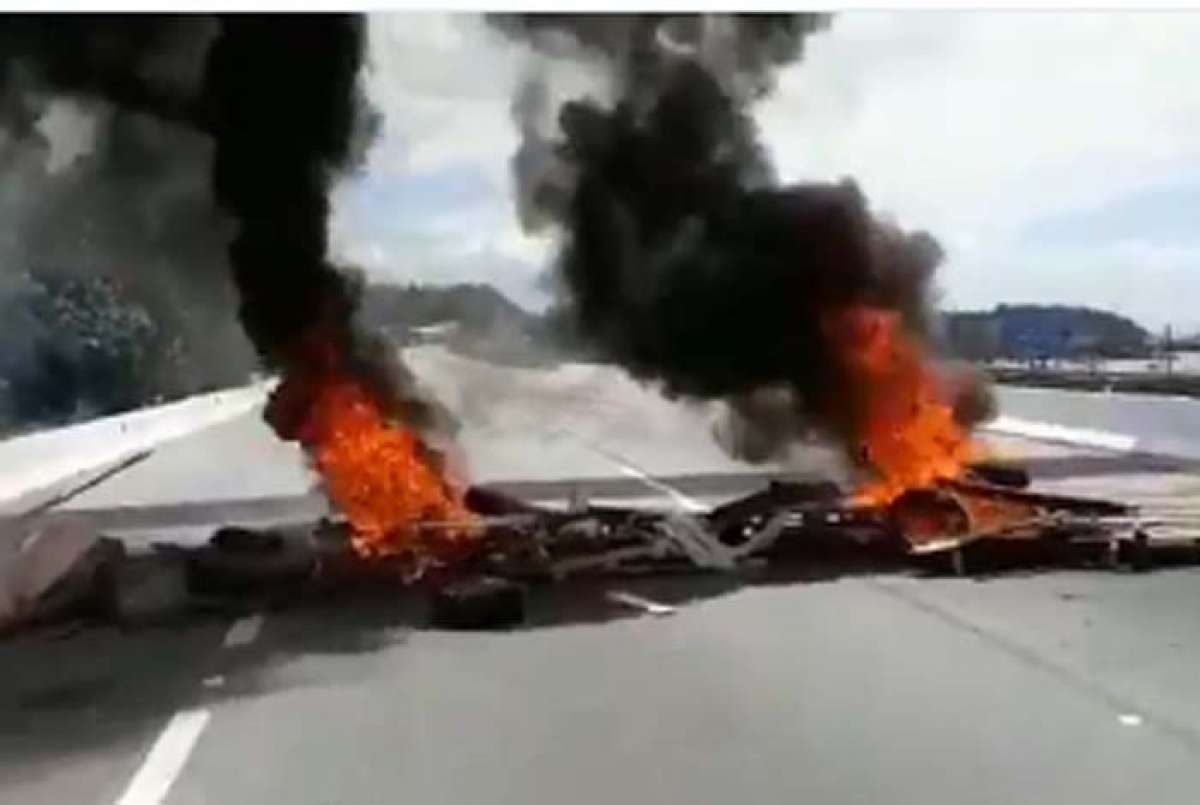 Grupo ateou fogo em objetos na BR-101, em São Gonçalo  - Reprodução vídeo 