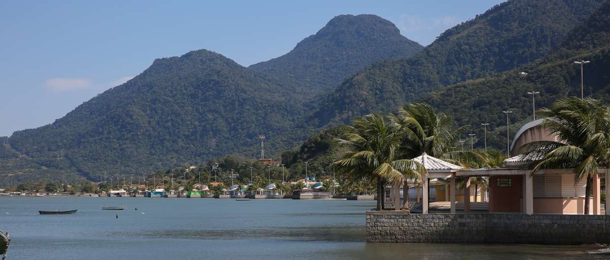 Coroa Grande recebe muitos turistas. A praia tem estreita faixa de areia clara, águas calmas e escuras - Divulgação