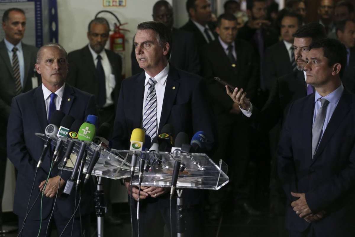 O presidente eleito, Jair Bolsonaro ao lado de seus futuros ministros após visita à procuradora-geral da República, Raquel Dodge - Valter Campanato / Agência Brasil