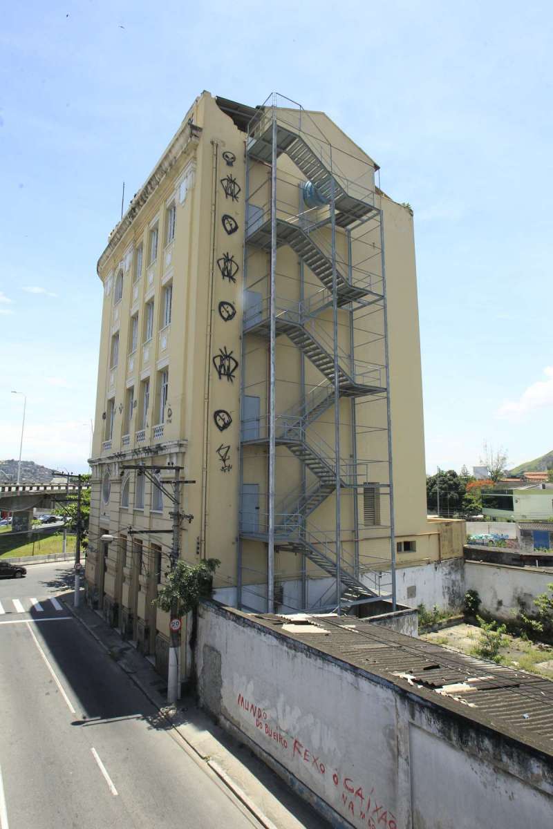 Antigo pr&eacute;dio do Tribunal de contas do estado em Niter&oacute;i, na Avenida Jansen de Melo com Pra&ccedil;a do Expedicion&aacute;rio, est&aacute; abandonado e vem sendo depredado e tendo bens roubados do seu interior.         