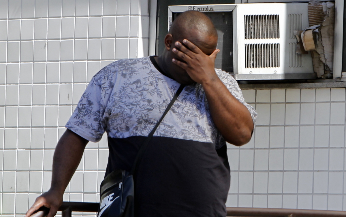 Parentes de mais uma vitima de bala perdida.Edna Palafoz de Oliveira foi atingida por uma bala durante um comfronto na favela de antares Zona Oeste do Rio,familiares no IML [centro] Daniel Campos esposo
Foto   Silva Agencia O Dia