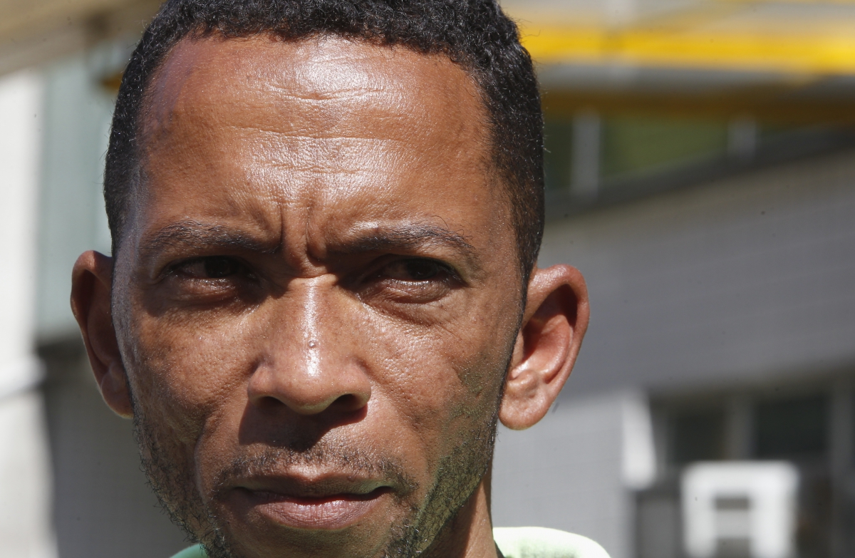 Parentes de mais uma vitima de bala perdida.Edna Palafoz de Oliveira foi atingida por uma bala durante um comfronto na favela de antares Zona Oeste do Rio,familiares no IML [centro] Eduardo Palafoz de Oliveira , irm?o
Foto   Silva Agencia O Dia