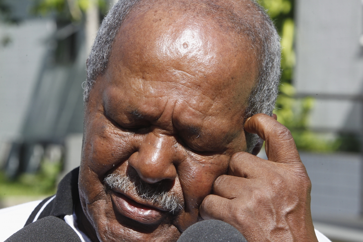 Parentes de mais uma vitima de bala perdida.Edna Palafoz de Oliveira foi atingida por uma bala durante um comfronto na favela de antares Zona Oeste do Rio,familiares no IML [centro] Daniel Campos esposo, na foto Manoel Campos ,sogro
Foto   Silva Agencia O Dia