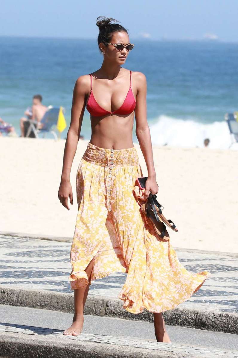 Laís Ribeiro curte dia de praia em Ipanema