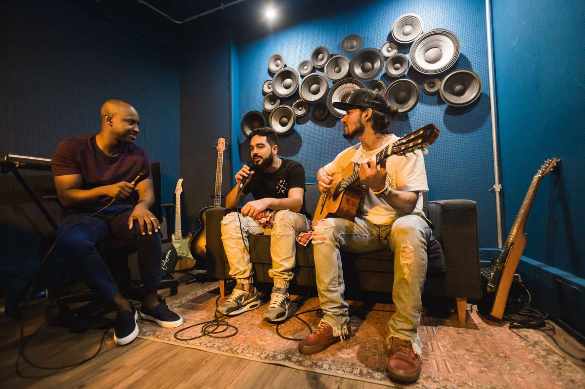 Thiaguinho lança seu novo EP "AcúsThico 2"