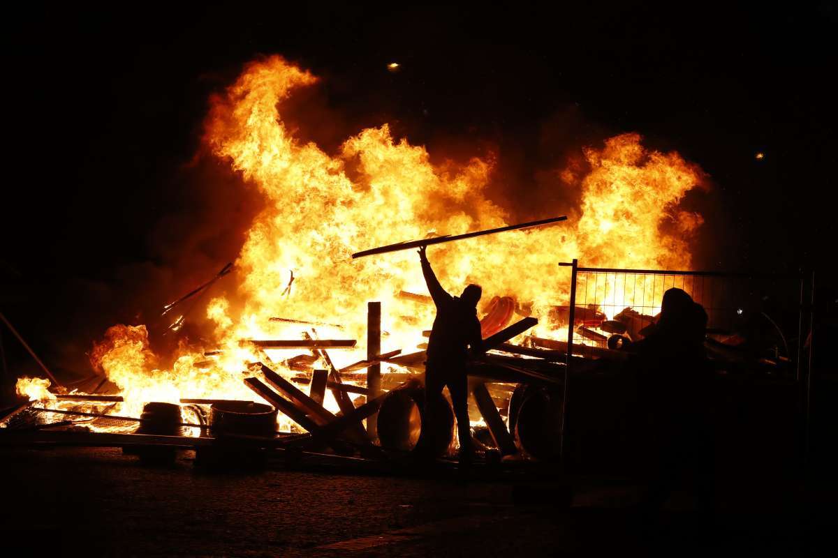 Carro policial é incendiado durante manifestação em Paris