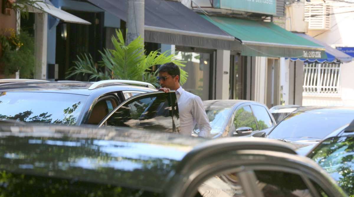 Thiago Magalhães passa a tarde com mulher em restaurante e os dois vão embora no mesmo carro