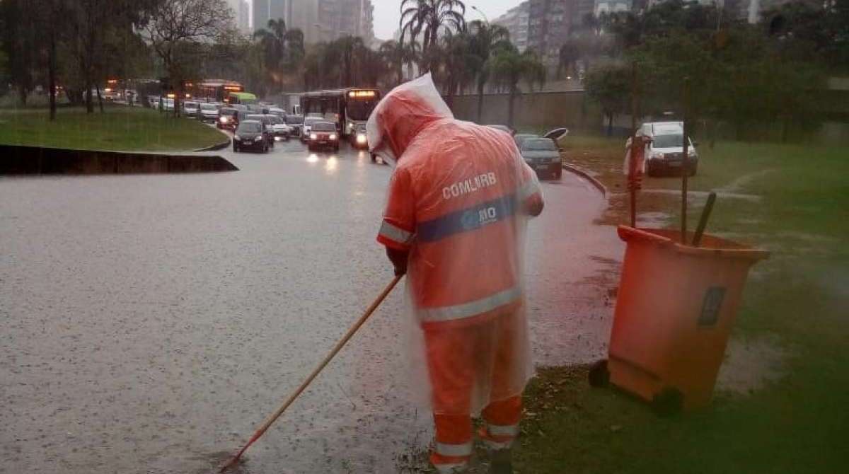 Bolsões de água impedem a circulação de veículos na Av Borges de Medeiros 