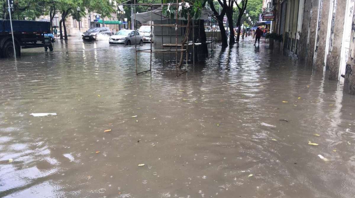 Ruas do Catete tem tr&acirc;nsito ca&oacute;tico devido aos bols&otilde;es de &aacute;gua